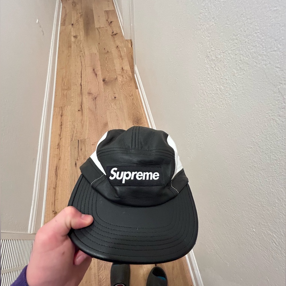 Supreme hat with black and wight leather